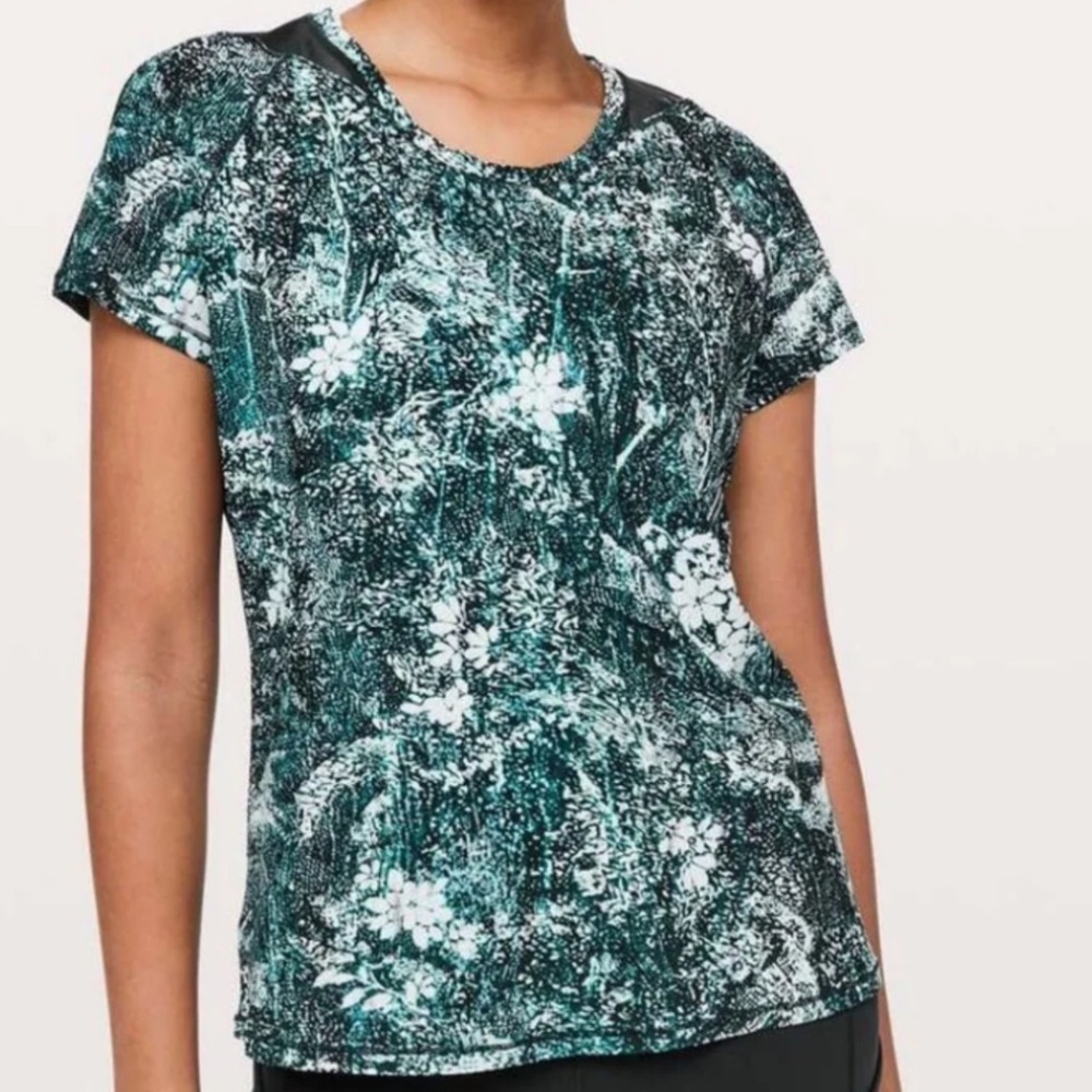 Lululemon Flower Pattern Blue and White T Shirt Mesh Detail Women s Size 6